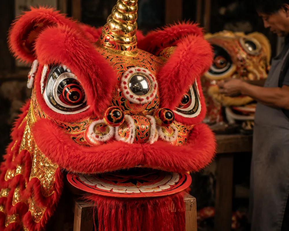 傳統舞獅獅頭特寫:可見獨角、鏡子與裝飾毛